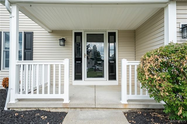 38 Hampton Court, Lancaster, NY 14086