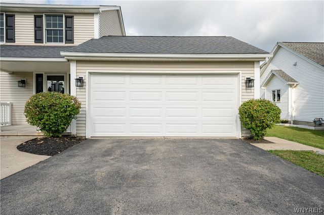 38 Hampton Court, Lancaster, NY 14086