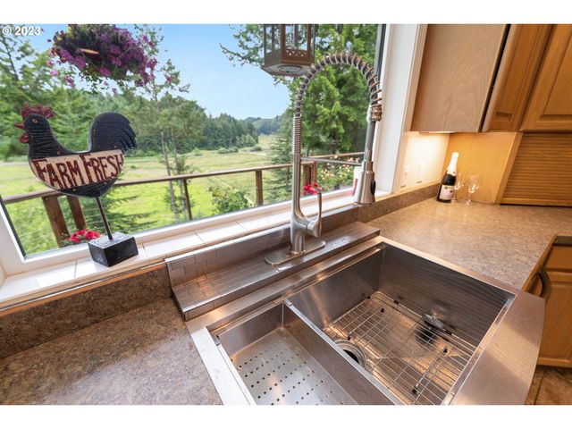 95037 HAYNES WAY Ln, North Bend, OR 97459