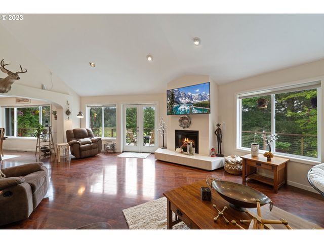 95037 HAYNES WAY Ln, North Bend, OR 97459