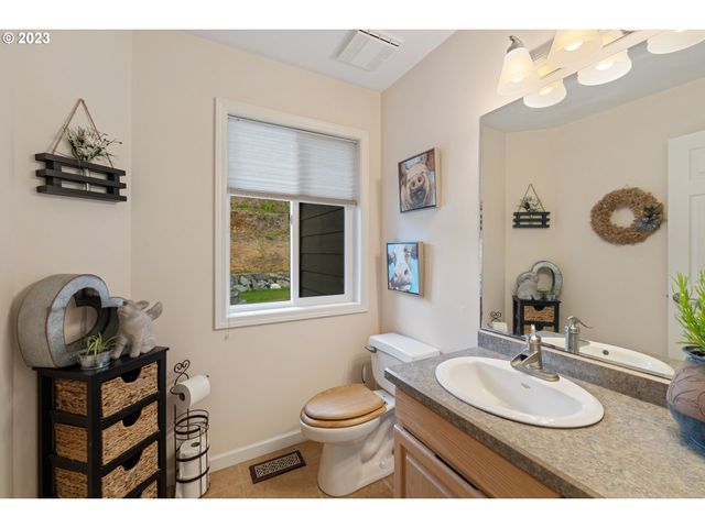 95037 HAYNES WAY Ln, North Bend, OR 97459