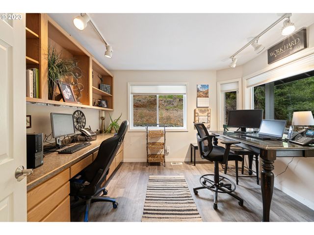 95037 HAYNES WAY Ln, North Bend, OR 97459