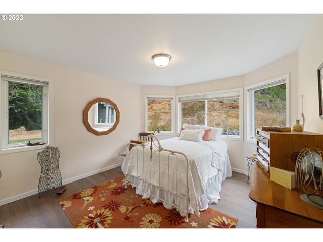 95037 HAYNES WAY Ln, North Bend, OR 97459