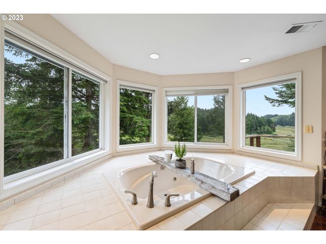 95037 HAYNES WAY Ln, North Bend, OR 97459