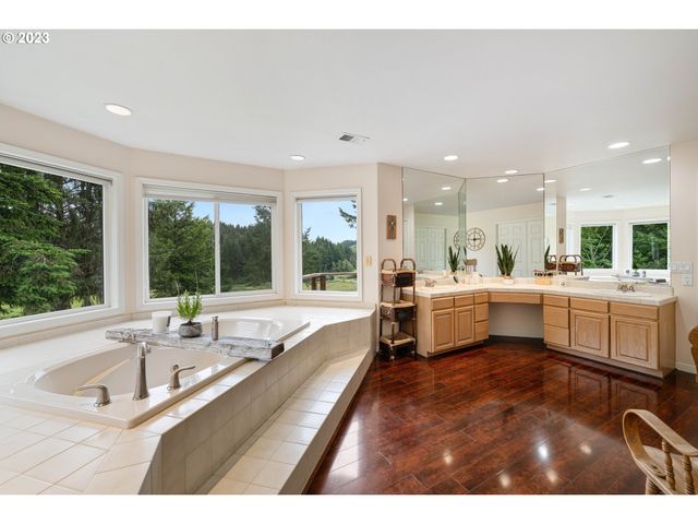 95037 HAYNES WAY Ln, North Bend, OR 97459