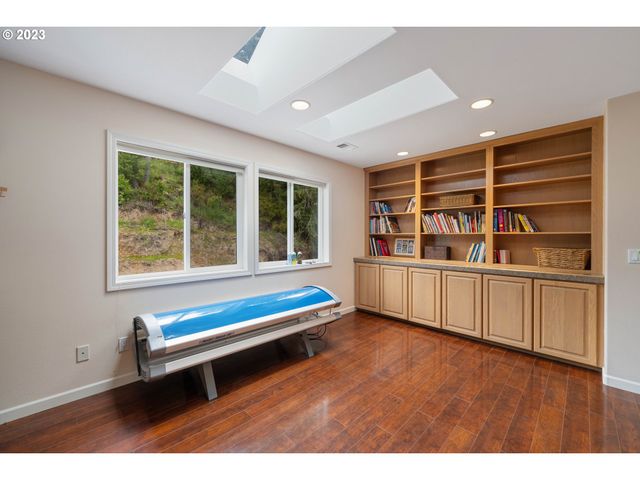 95037 HAYNES WAY Ln, North Bend, OR 97459