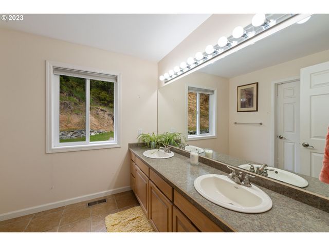 95037 HAYNES WAY Ln, North Bend, OR 97459