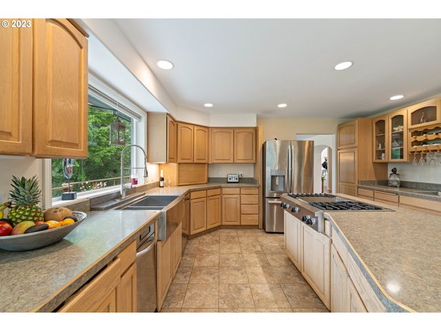 95037 HAYNES WAY Ln, North Bend, OR 97459