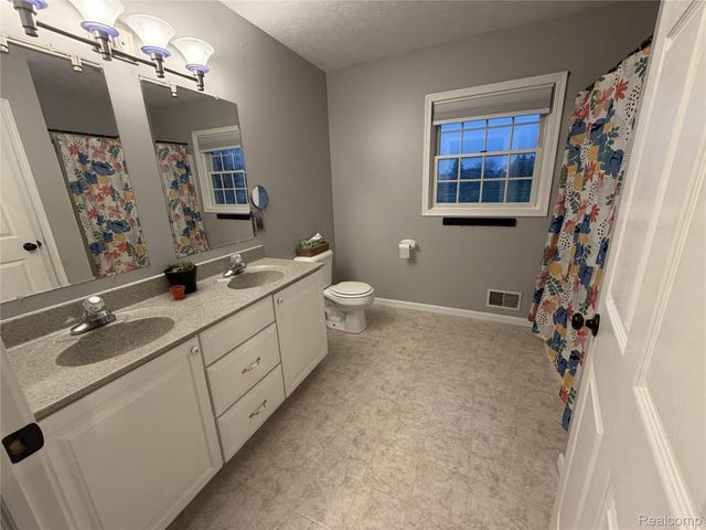 7674 Golf Meadows Drive Se, Caledonia Township, MI 49316