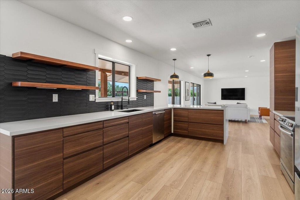 Image 11 of property listing at 16457 N ASPEN Drive, Fountain Hills, AZ 85268