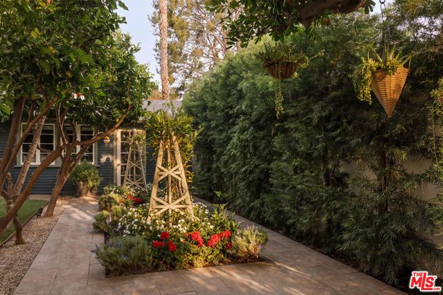 1967 Carmen Avenue, Los Angeles, CA 90068