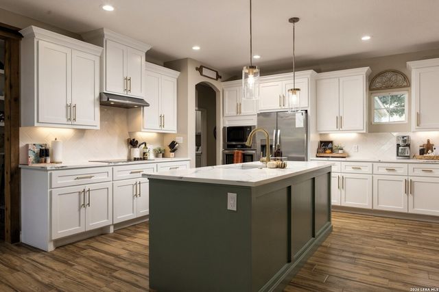 181 W MAGNOLIA CIR, La Vernia, TX 78121