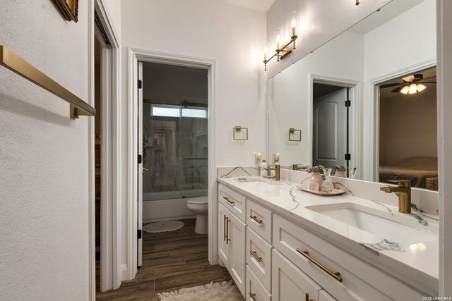 181 W MAGNOLIA CIR, La Vernia, TX 78121