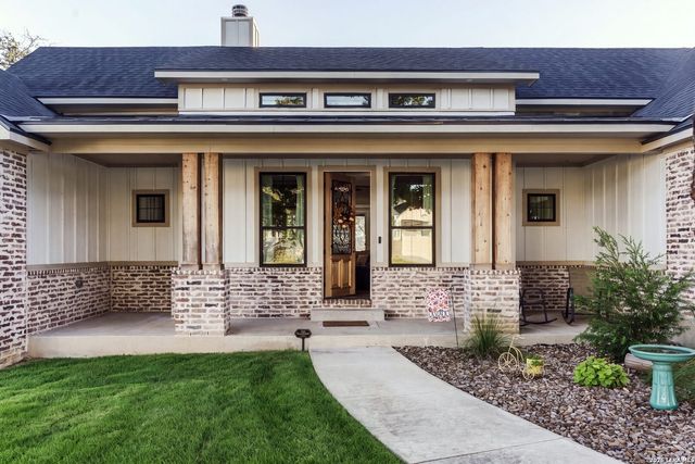 181 W MAGNOLIA CIR, La Vernia, TX 78121