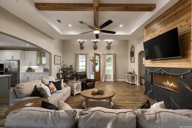 181 W MAGNOLIA CIR, La Vernia, TX 78121