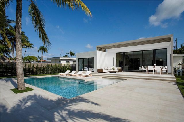 1661 Daytonia Rd, Miami Beach, FL 33141