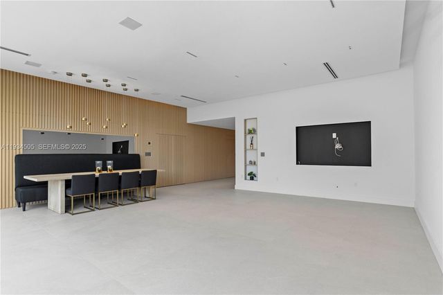 1661 Daytonia Rd, Miami Beach, FL 33141