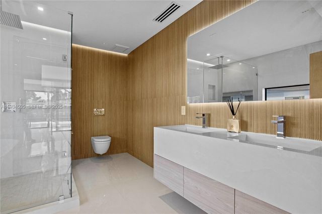 1661 Daytonia Rd, Miami Beach, FL 33141