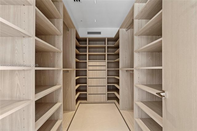 1661 Daytonia Rd, Miami Beach, FL 33141