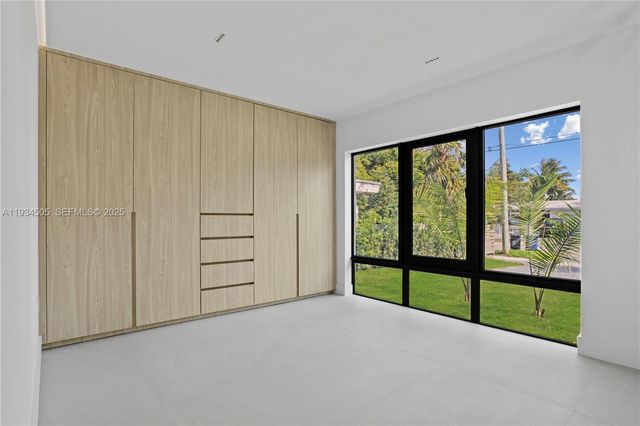 1661 Daytonia Rd, Miami Beach, FL 33141