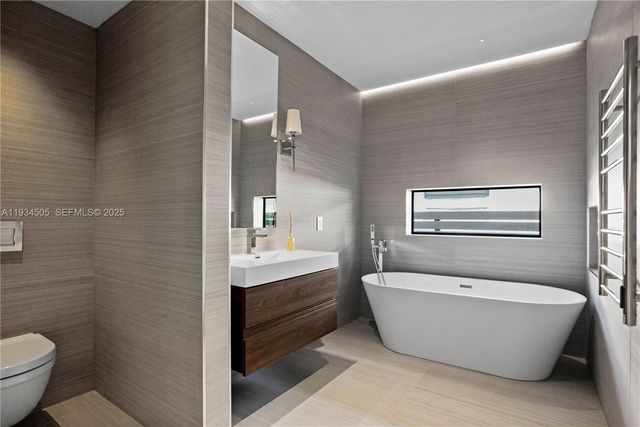 1661 Daytonia Rd, Miami Beach, FL 33141