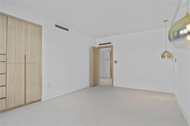 1661 Daytonia Rd, Miami Beach, FL 33141