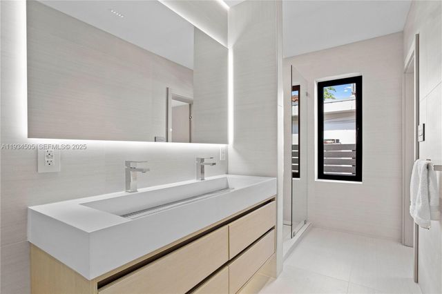 1661 Daytonia Rd, Miami Beach, FL 33141