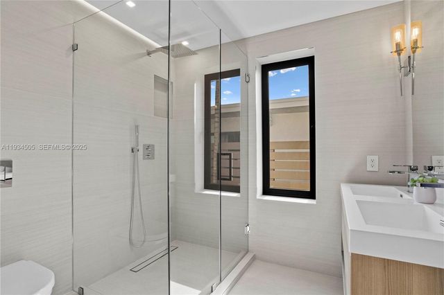 1661 Daytonia Rd, Miami Beach, FL 33141