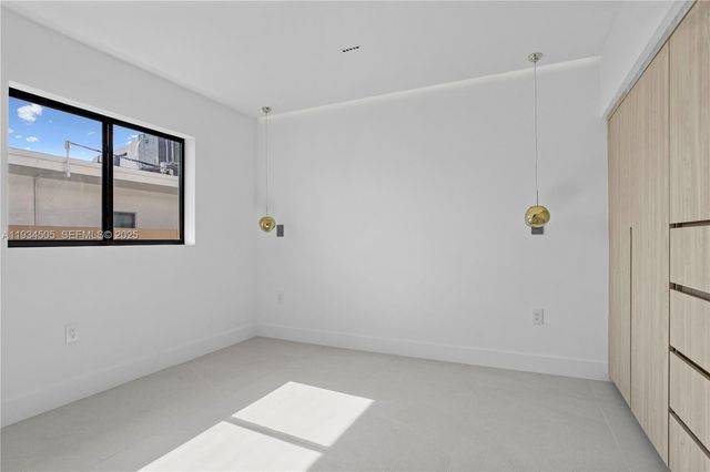 1661 Daytonia Rd, Miami Beach, FL 33141