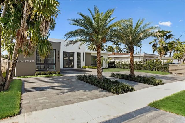 1661 Daytonia Rd, Miami Beach, FL 33141