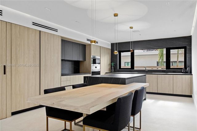 1661 Daytonia Rd, Miami Beach, FL 33141