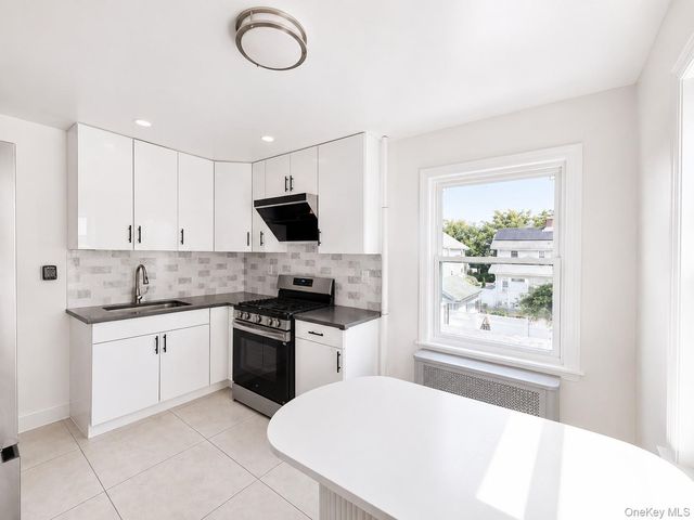 83 Lyon Place 2, Lynbrook, NY 11563