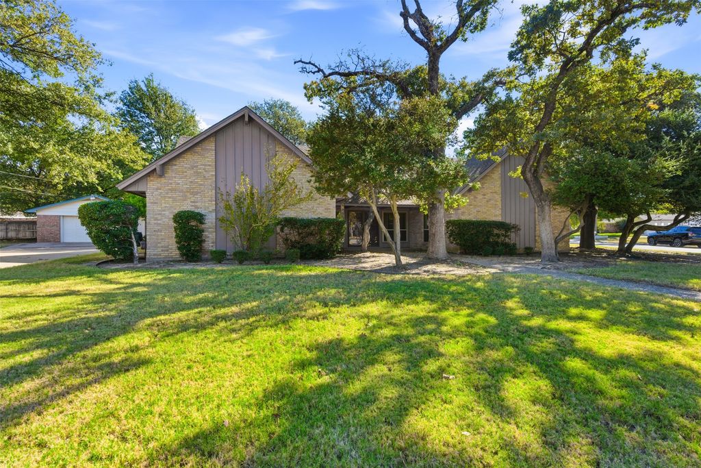 1709 Oakridge Drive, Pantego, TX 76013