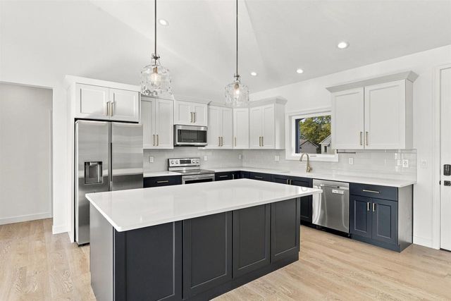 407 JERELYN COURT, Combined Locks, WI 54113