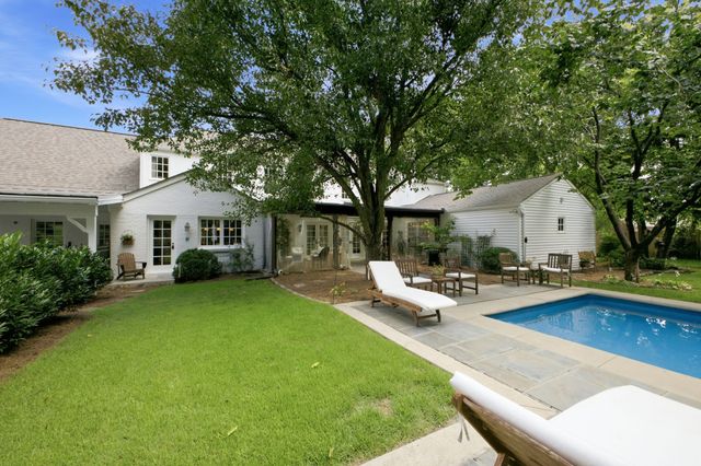 933 Van Leer Dr, Nashville, TN 37220