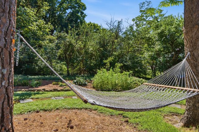 933 Van Leer Dr, Nashville, TN 37220
