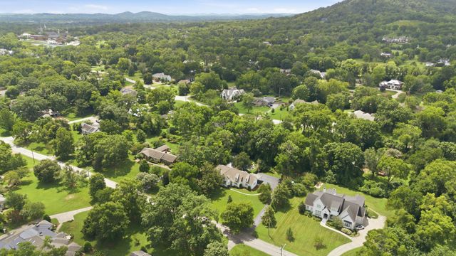 933 Van Leer Dr, Nashville, TN 37220