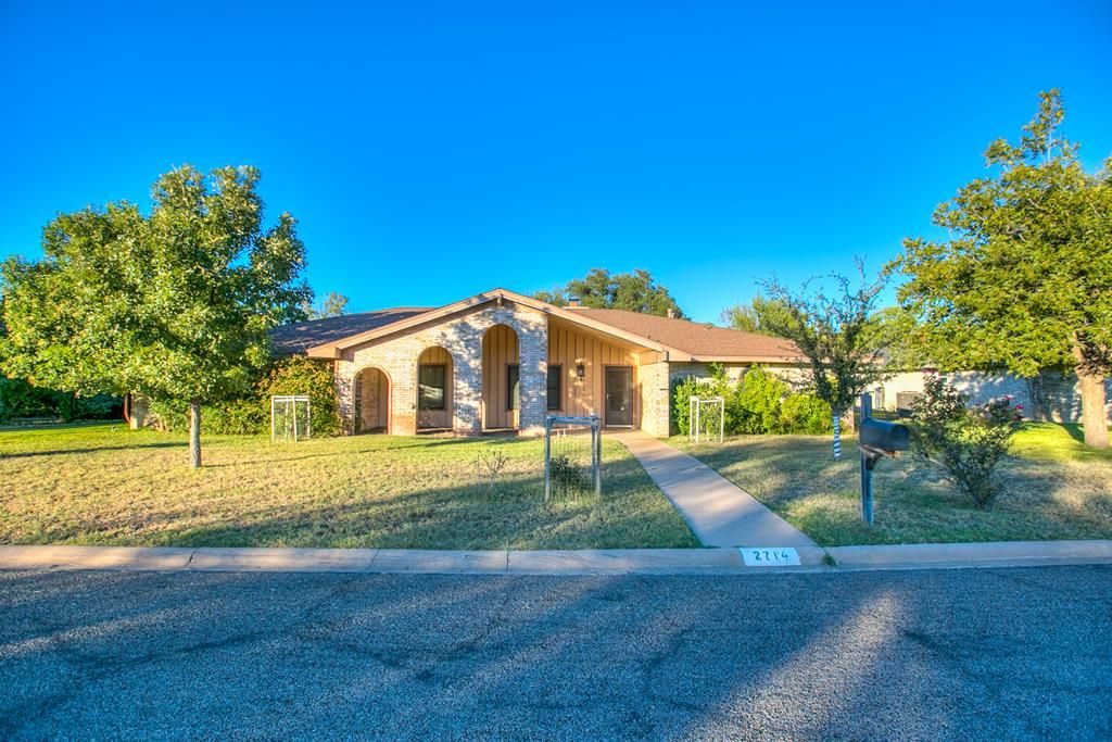 Image 1 of property listing at 2714 Alta Vista Lane, San Angelo, TX 76904
