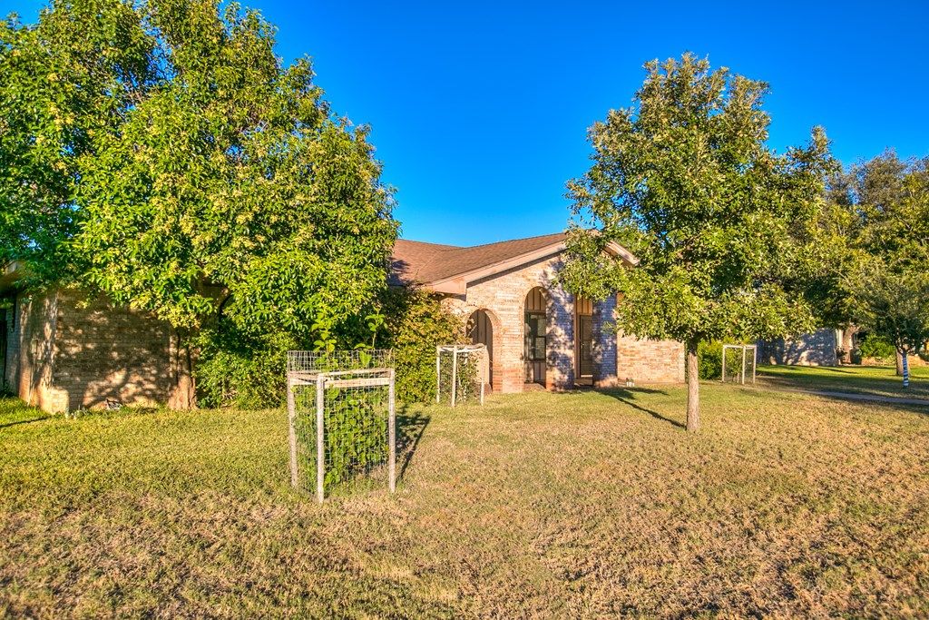 Image 2 of property listing at 2714 Alta Vista Lane, San Angelo, TX 76904