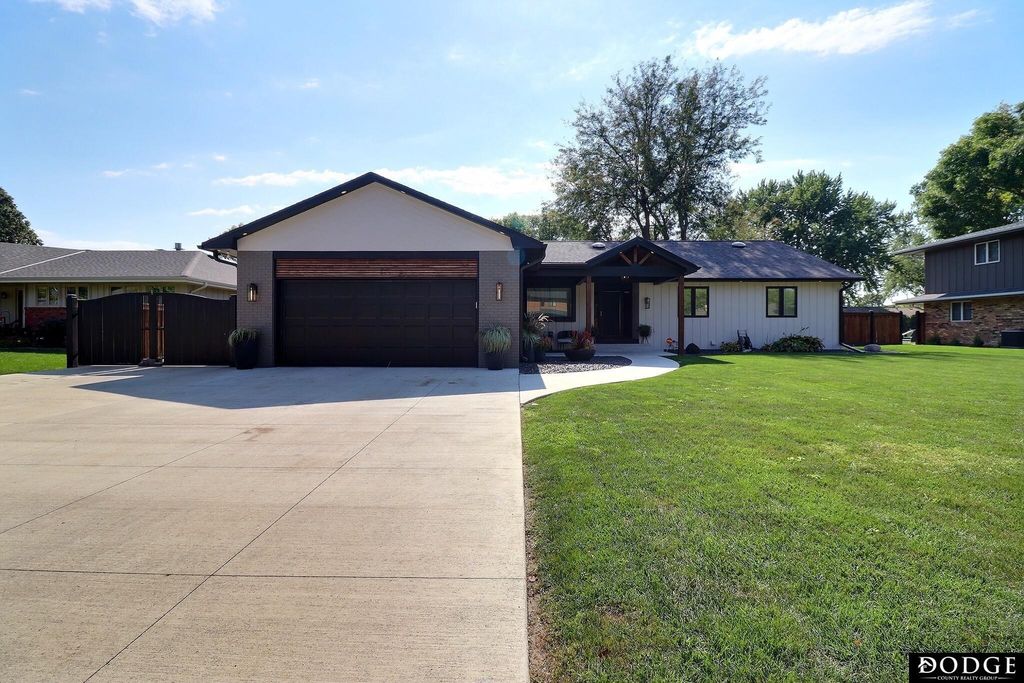 2225 Teakwood Drive, Fremont, NE 68025