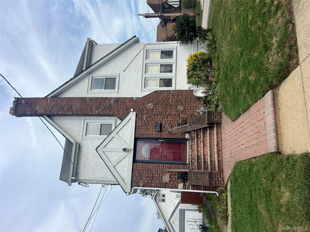 90 Pearsall Avenue, Lynbrook, NY 11563