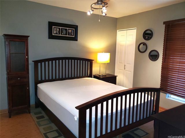 350 Mananai Place E, Honolulu, HI 96818