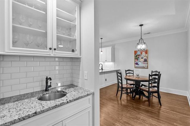 8 Blakeney Place, Greensboro, NC 27408