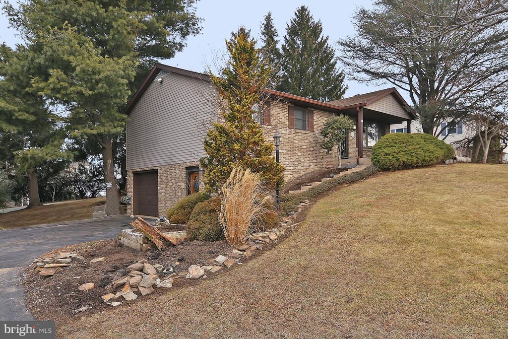 402 BIRCH LN, Lebanon, PA 17046