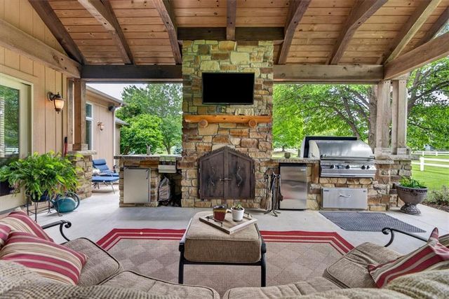 9406 Pleasant Avenue, Kansas City, MO 64138