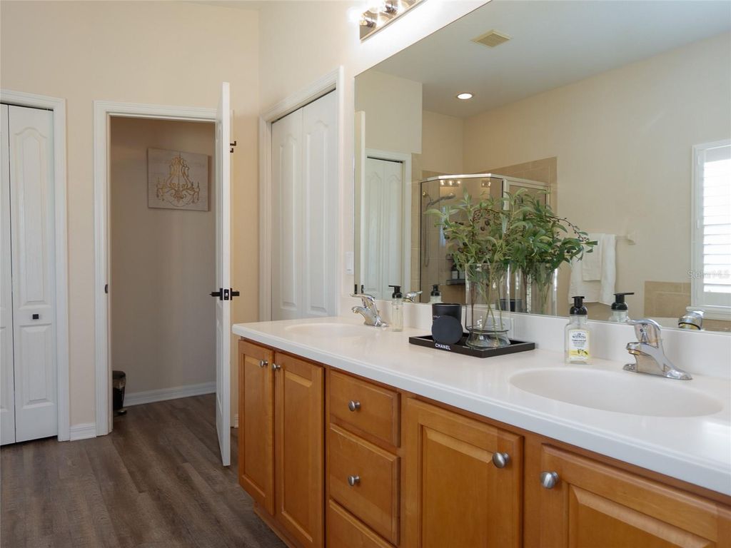 Image 29 of property listing at 9010 KINGSBURY PLACE, Bradenton, FL 34212