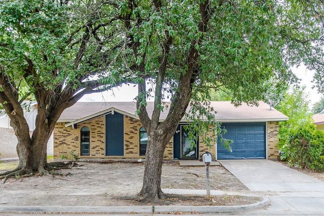2633 Santa Anna Drive, Grand Prairie, TX 75052