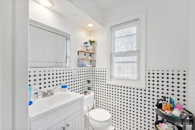 150 W 5th Avenue, Roselle, NJ 07202