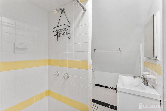 150 W 5th Avenue, Roselle, NJ 07202