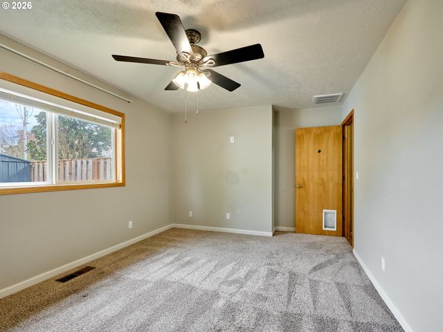 103 CEDAR BLUFF Cir, Keizer, OR 97303